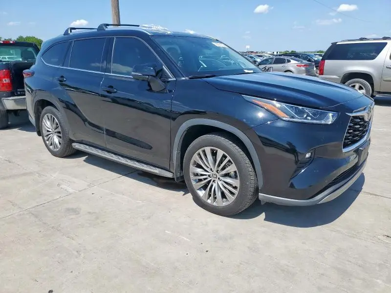 2024 TOYOTA HIGHLANDER LE  