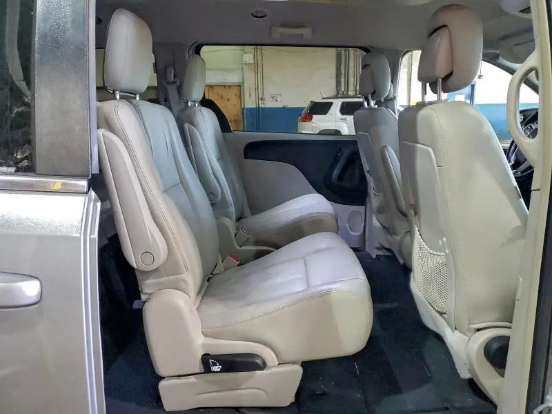 2016 CHRYSLER TOWN & COUNTRY LX  