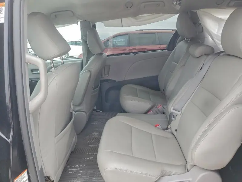 2017 TOYOTA SIENNA LE  