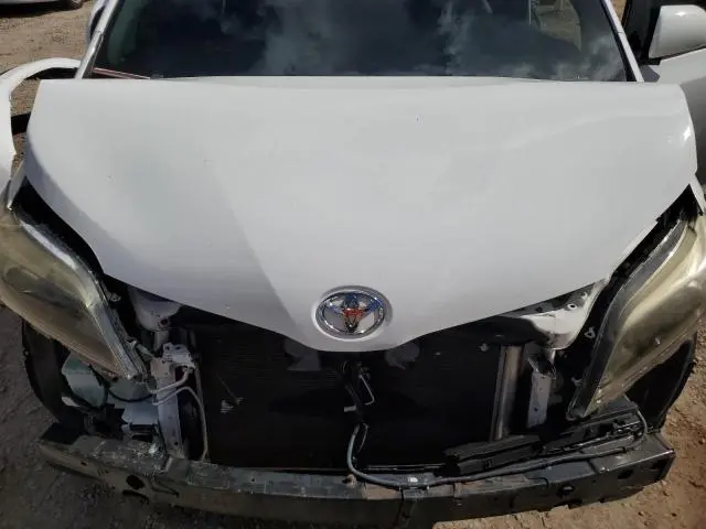 2017 TOYOTA SIENNA SE  