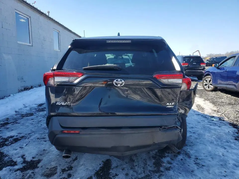 2021 TOYOTA RAV4 XLE  