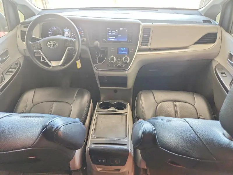 2019 TOYOTA SIENNA LE  