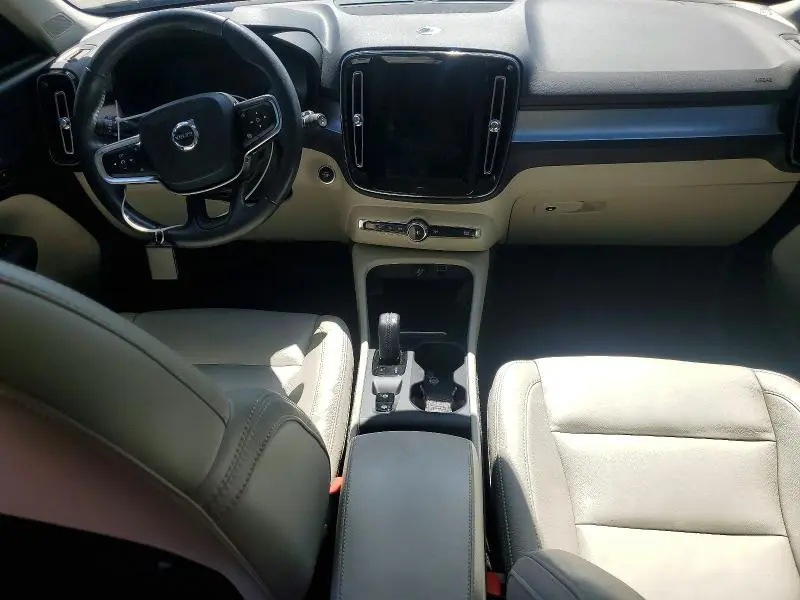 2019 VOLVO XC40 T5 MOMENTUM  