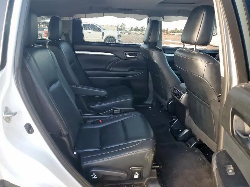 2019 TOYOTA HIGHLANDER SE  