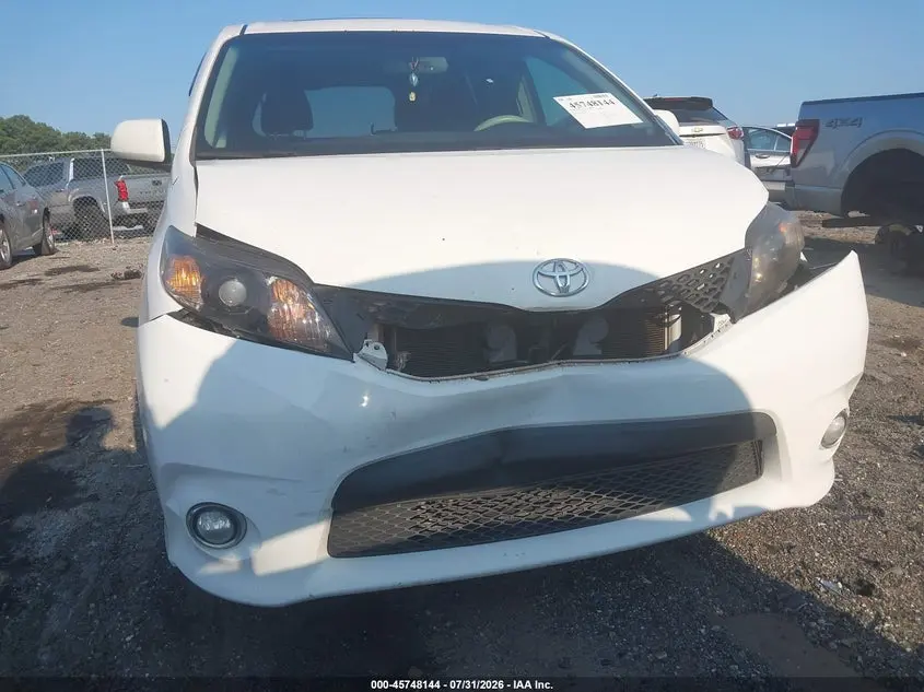 2014 TOYOTA SIENNA SE 8 PASSENGER
