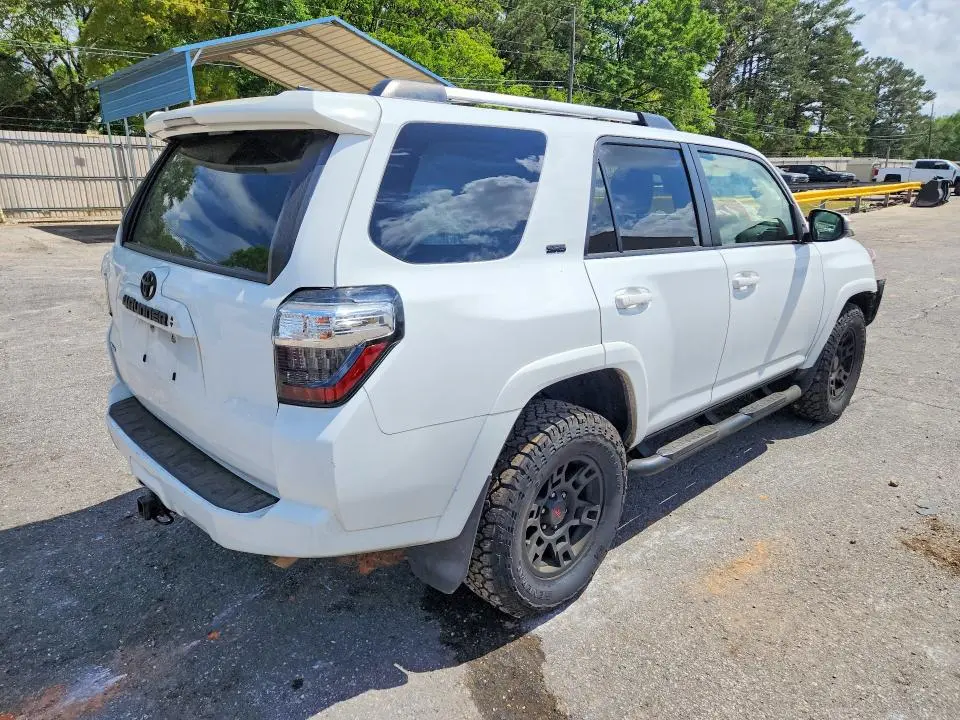 2022 TOYOTA 4RUNNER SR5  