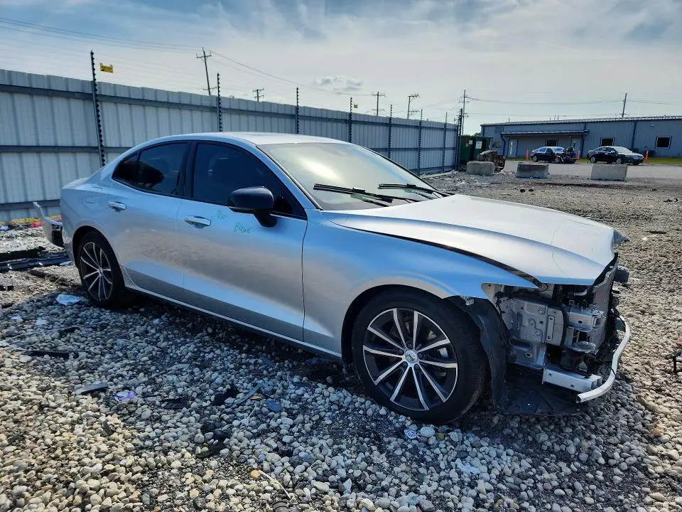 2022 VOLVO S60 B5 MOMENTUM  