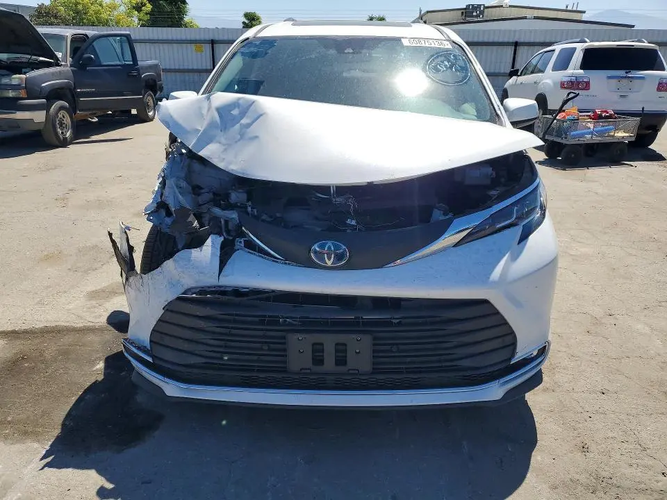 2021 TOYOTA SIENNA XLE  