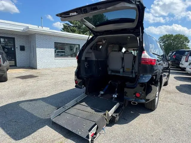 2017 TOYOTA SIENNA   