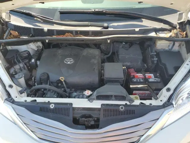 2017 TOYOTA SIENNA XLE  