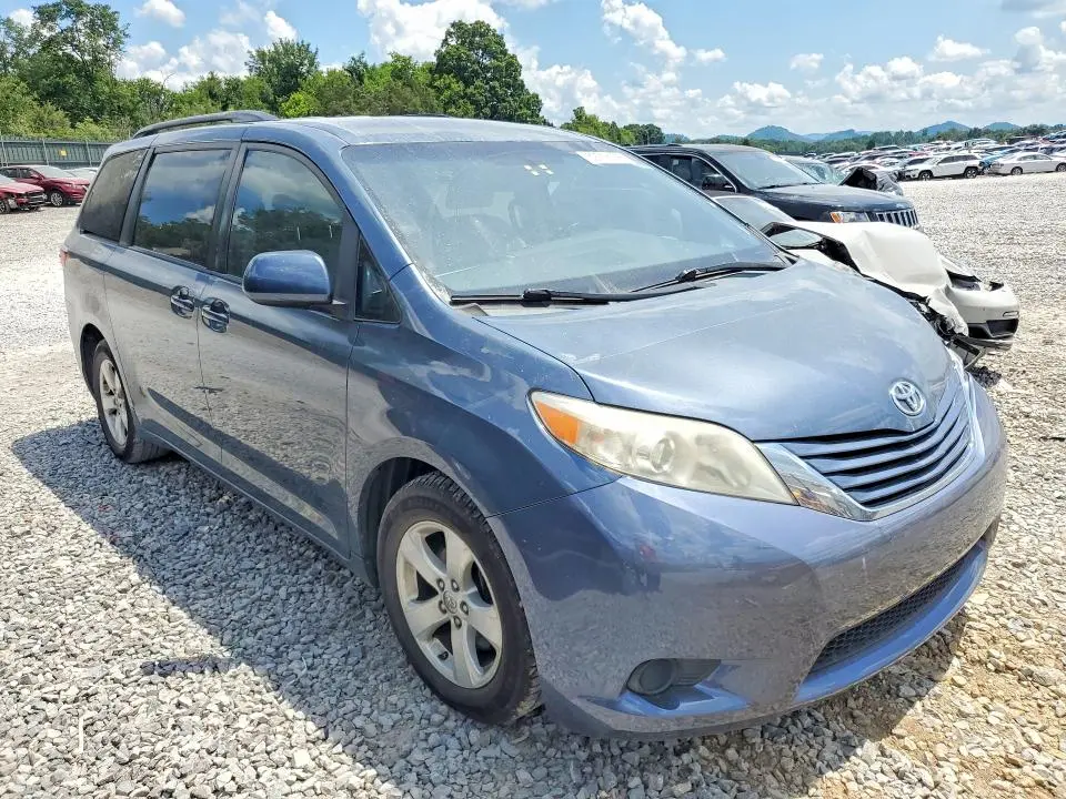 2016 TOYOTA SIENNA LE  