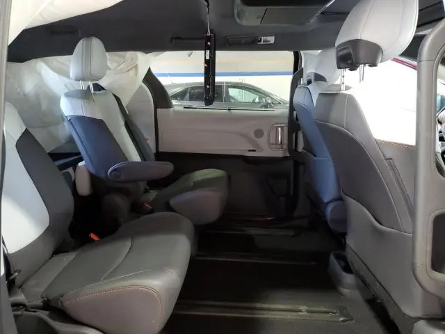 2021 TOYOTA SIENNA XSE  