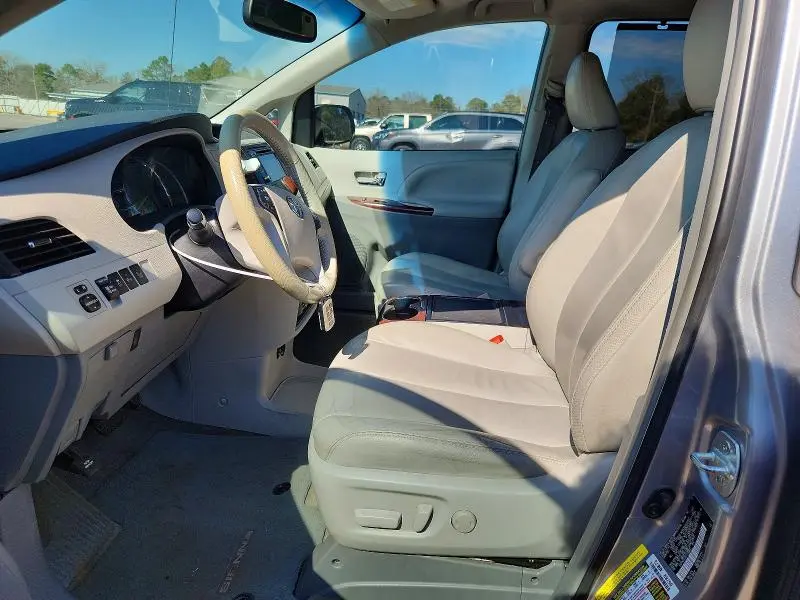 2013 TOYOTA SIENNA XLE  