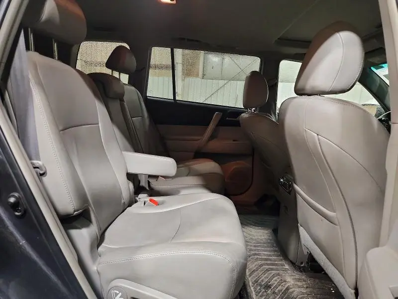 2011 TOYOTA HIGHLANDER SE  