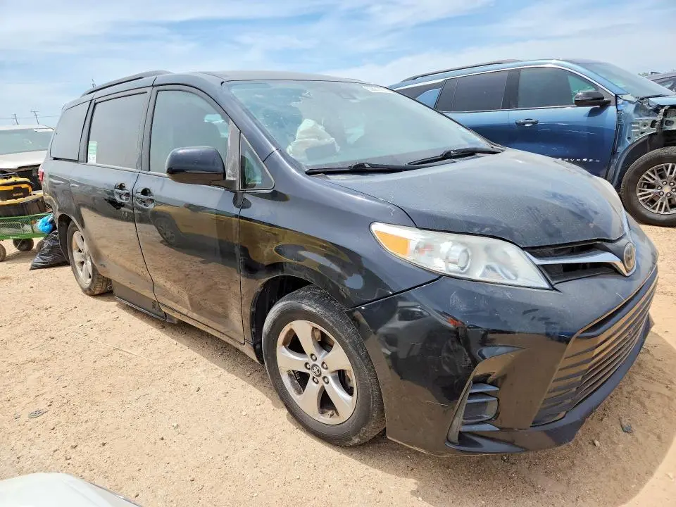 2018 TOYOTA SIENNA LE  