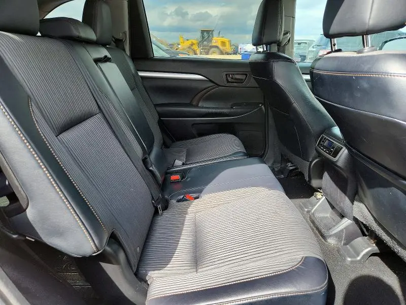 2016 TOYOTA HIGHLANDER LE PLUS  