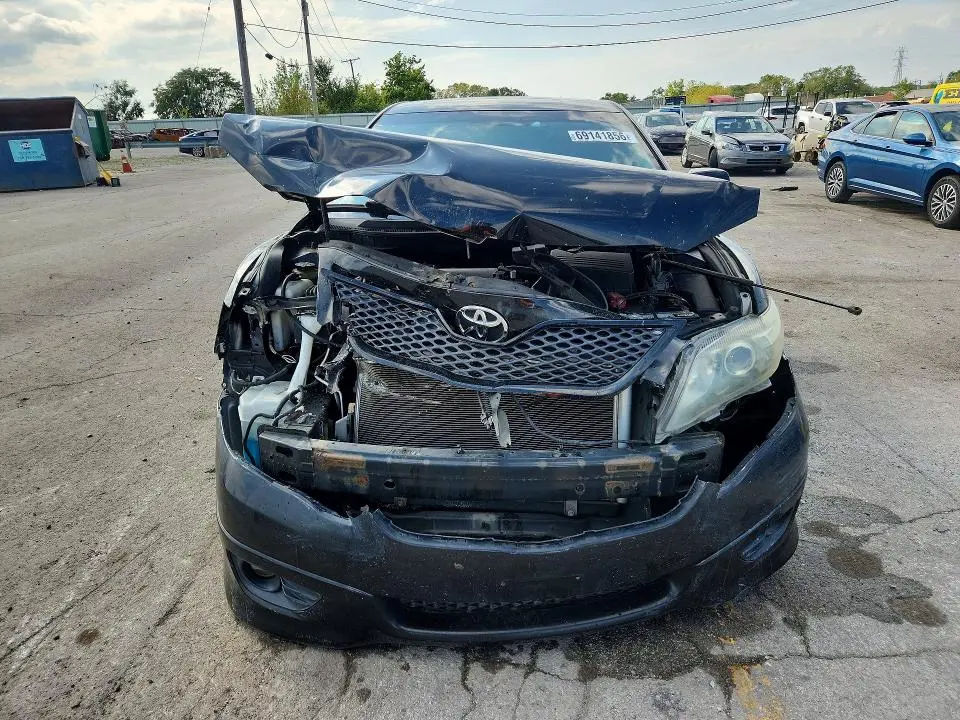 2011 TOYOTA CAMRY SE  
