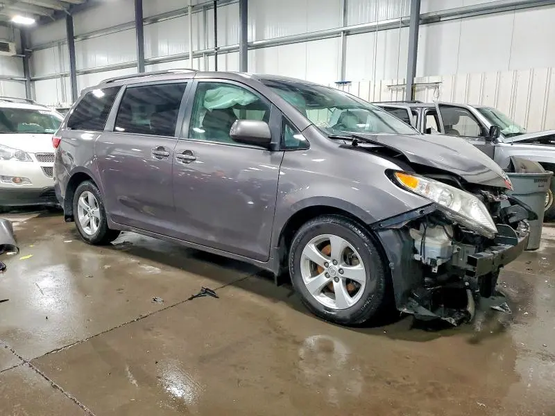 2016 TOYOTA SIENNA LE  