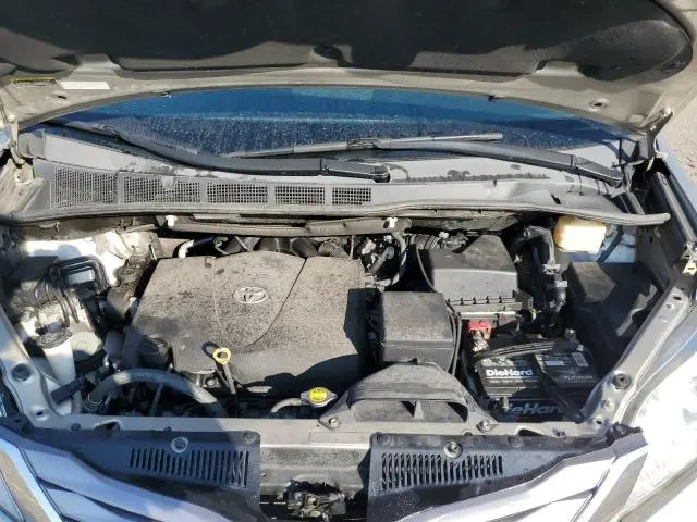 2017 TOYOTA SIENNA XLE  