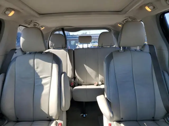 2013 TOYOTA SIENNA XLE  
