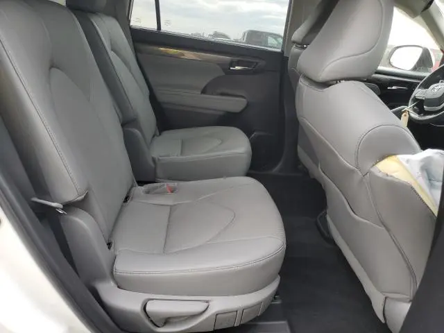 2022 TOYOTA HIGHLANDER PLATINUM  