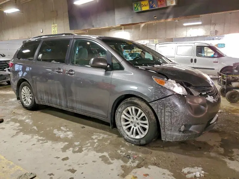 2017 TOYOTA SIENNA XLE  
