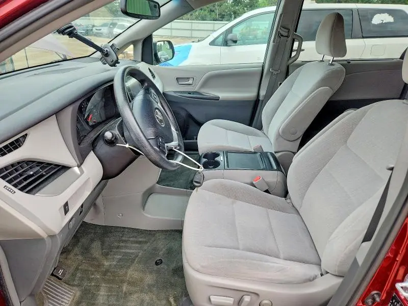 2016 TOYOTA SIENNA LE  
