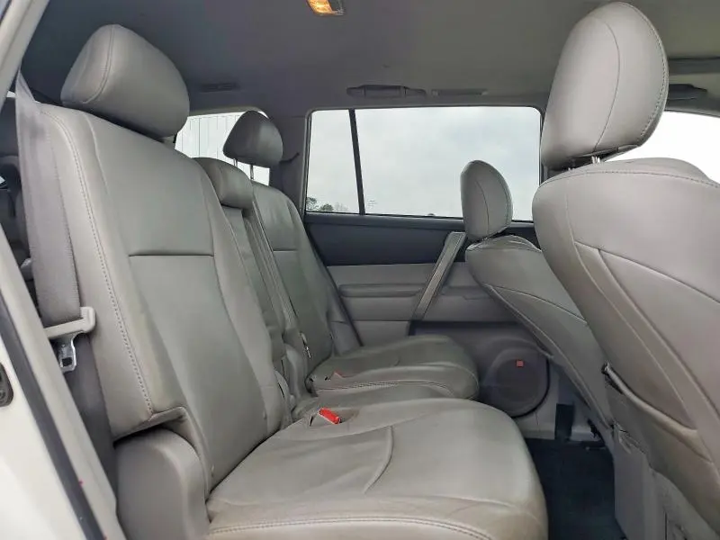 2011 TOYOTA HIGHLANDER SE  