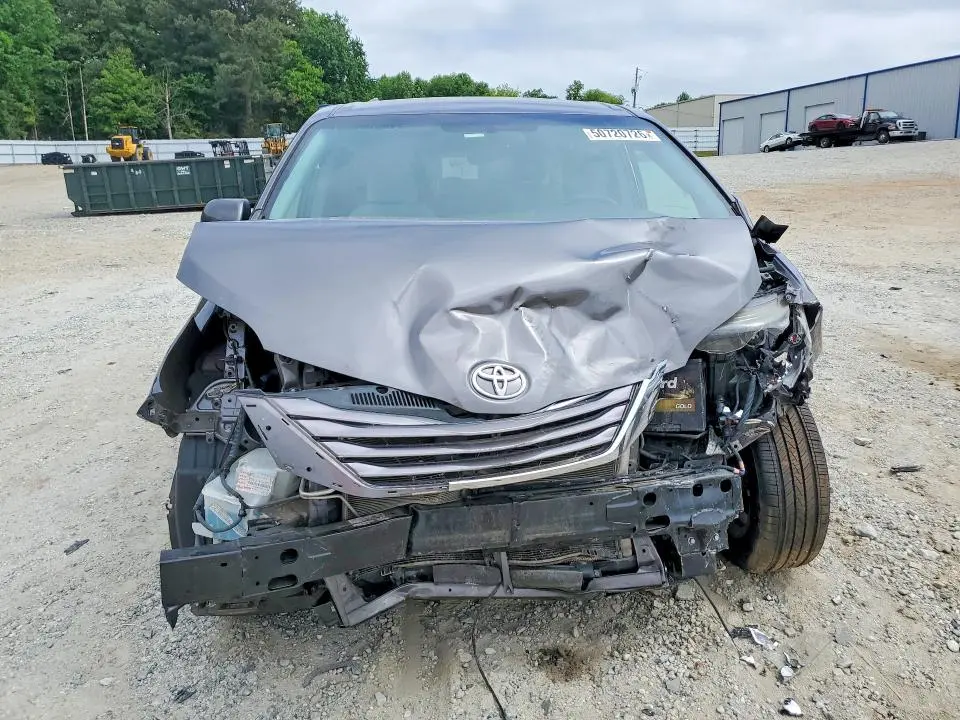 2016 TOYOTA SIENNA LE  