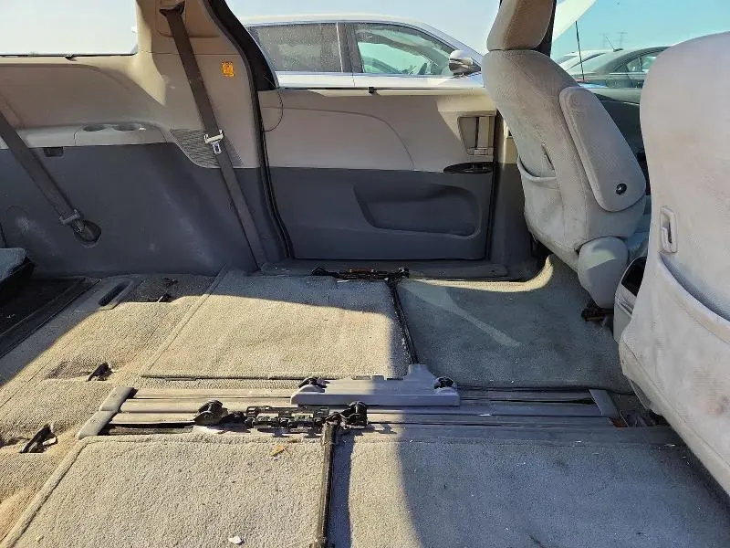 2011 TOYOTA SIENNA LE  
