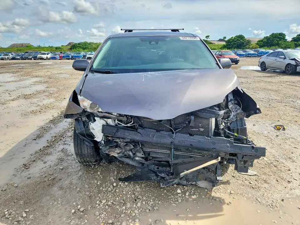 2019 TOYOTA SIENNA LE  