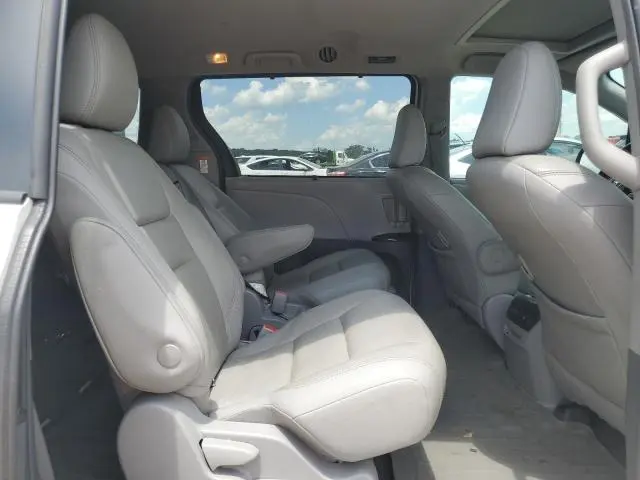 2019 TOYOTA SIENNA XLE  