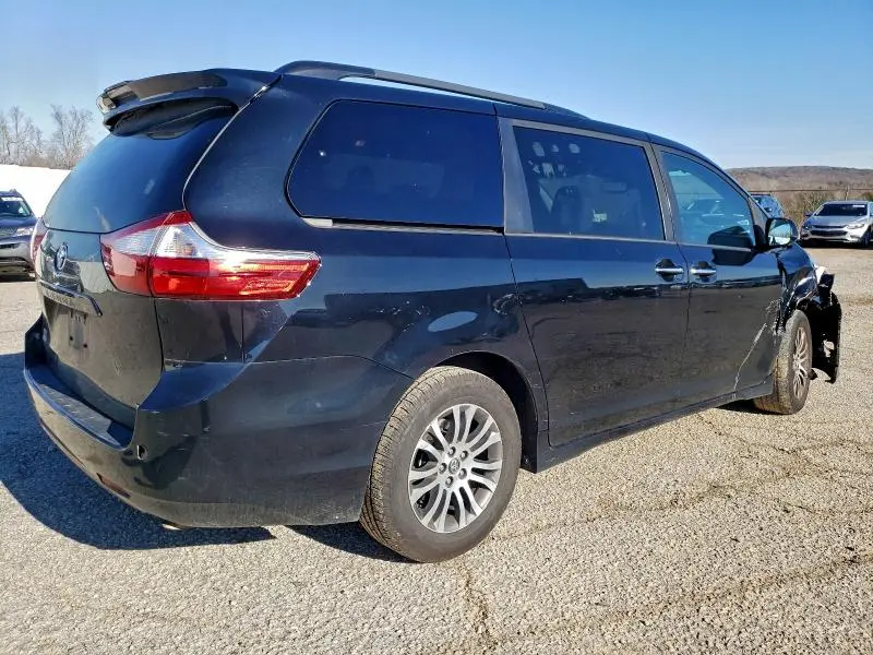 2019 TOYOTA SIENNA XLE  
