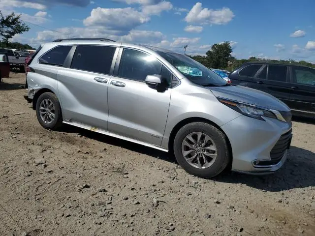 2021 TOYOTA SIENNA XLE  