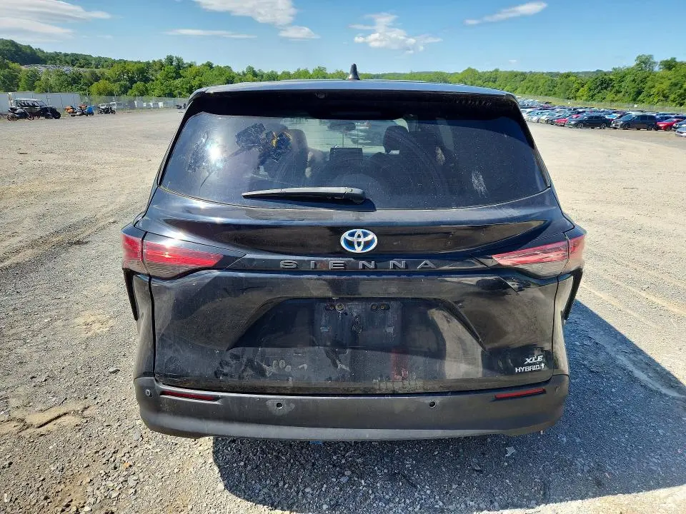 2021 TOYOTA SIENNA XLE  