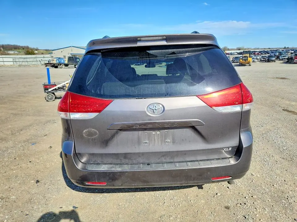 2014 TOYOTA SIENNA XLE 8-PASSENGER  