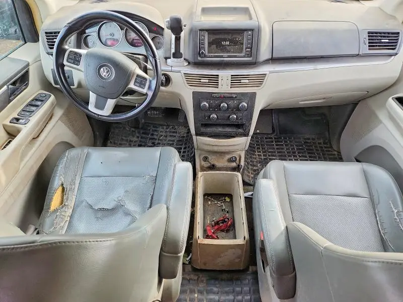 2011 VOLKSWAGEN ROUTAN SE  