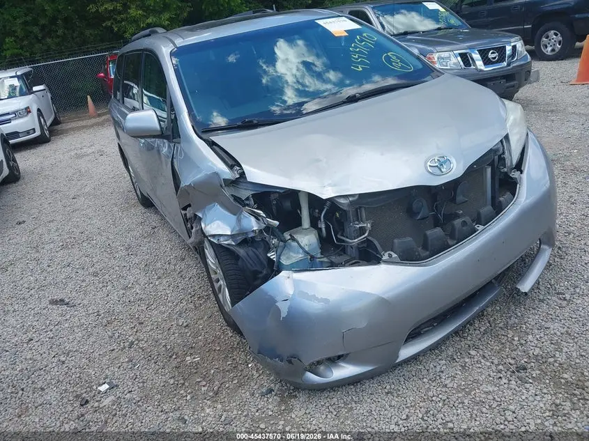 2015 TOYOTA SIENNA XLE 8 PASSENGER