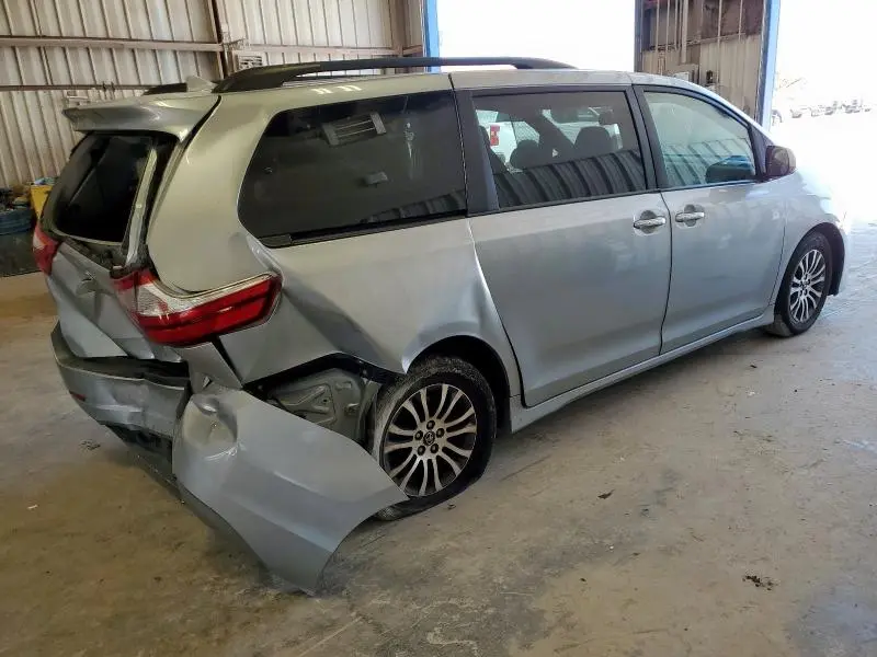 2019 TOYOTA SIENNA XLE  