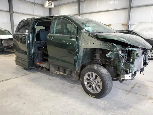 2021 TOYOTA SIENNA XLE  