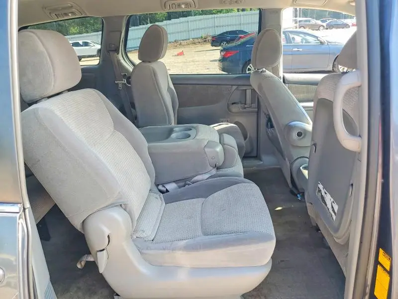 2010 TOYOTA SIENNA LE 8-PASSENGER  