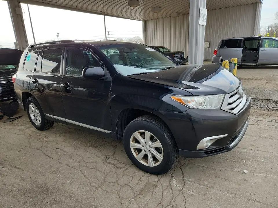 2011 TOYOTA HIGHLANDER SE  