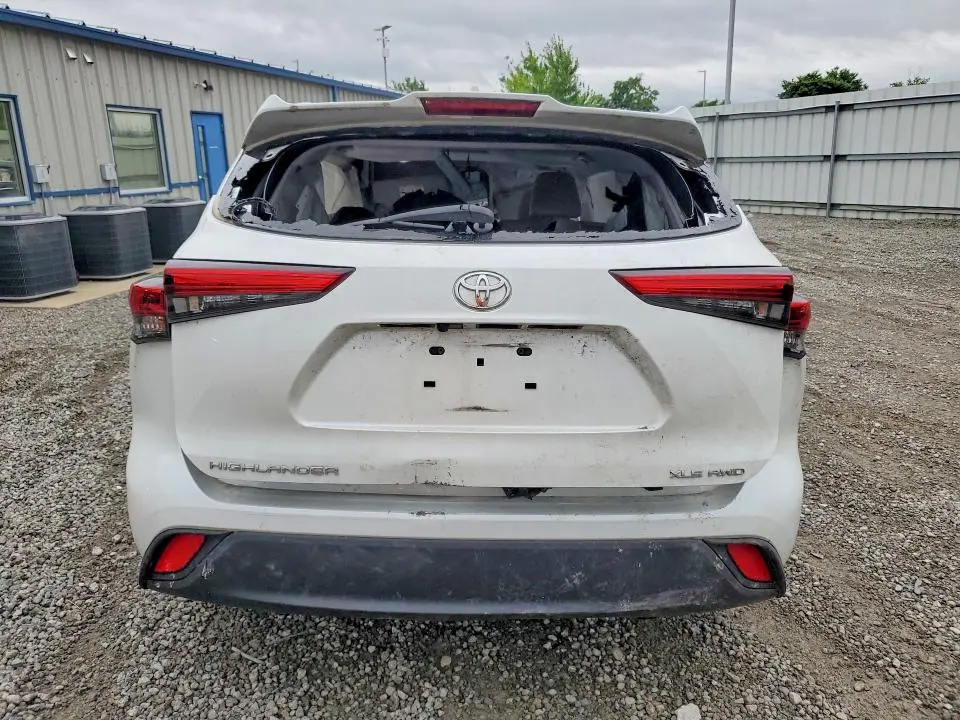 2022 TOYOTA HIGHLANDER XLE  