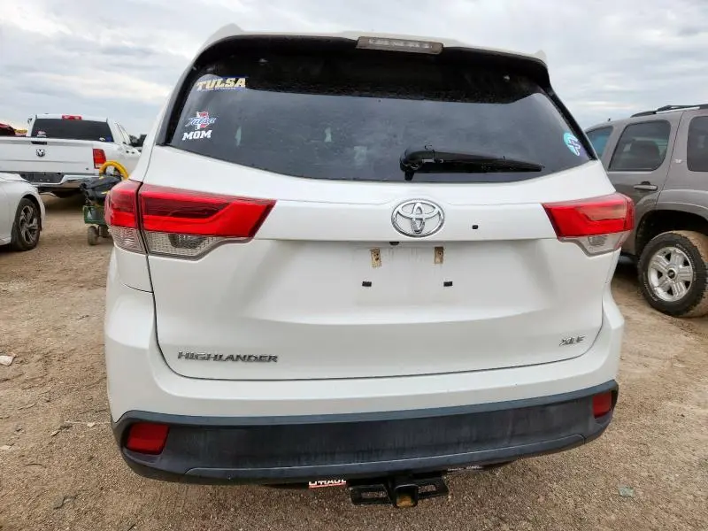 2019 TOYOTA HIGHLANDER SE  