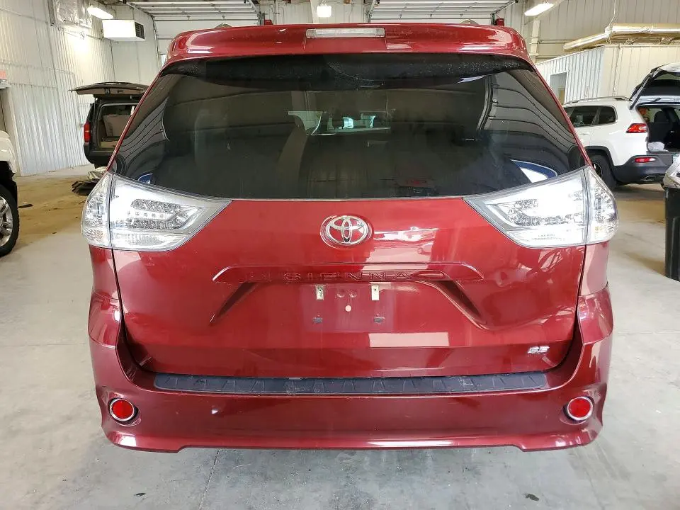 2016 TOYOTA SIENNA SE  