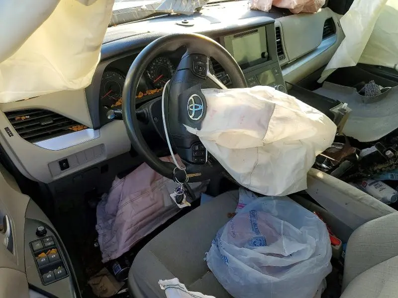 2015 TOYOTA SIENNA LE 8-PASSENGER  