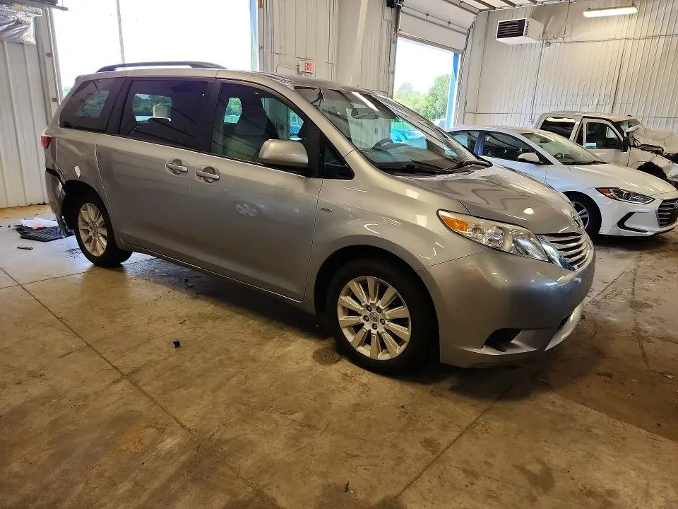 2017 TOYOTA SIENNA LE  