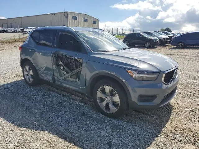 2022 VOLVO XC40 T4 MOMENTUM  
