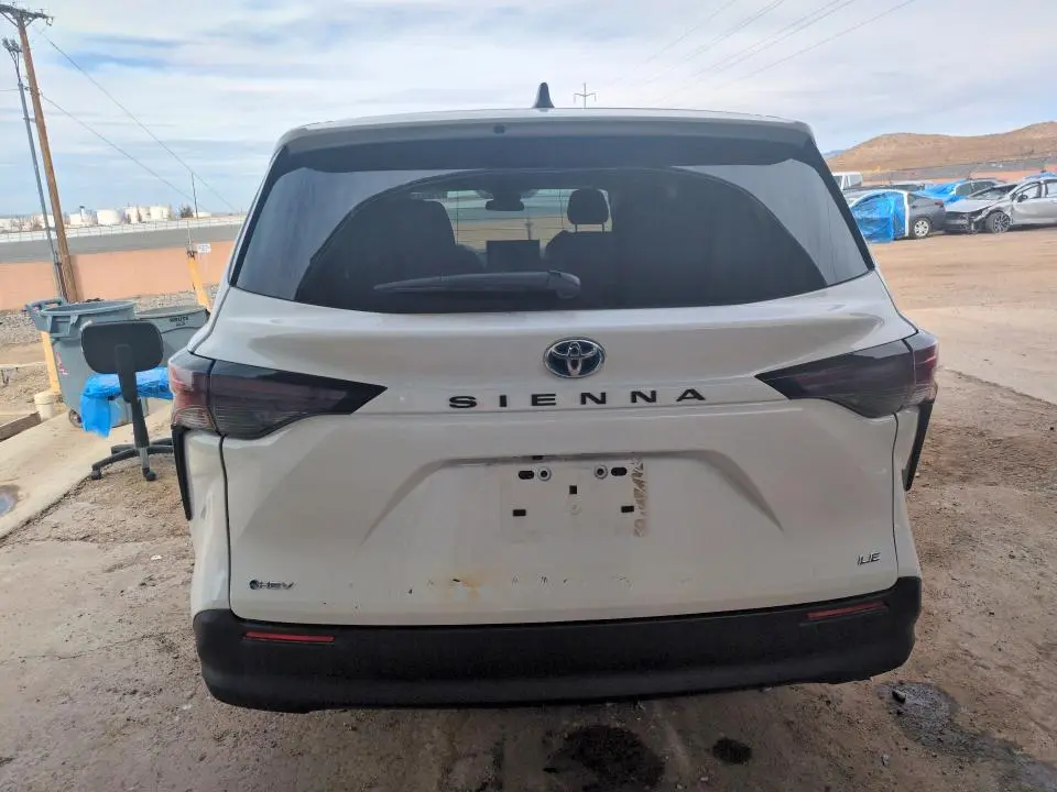 2025 TOYOTA SIENNA LE  