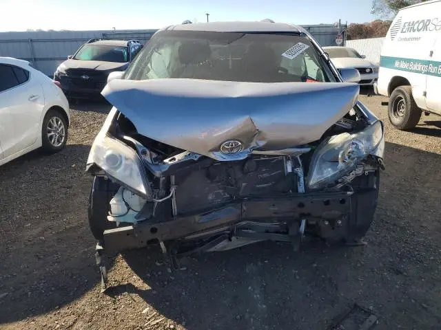 2017 TOYOTA SIENNA LE  